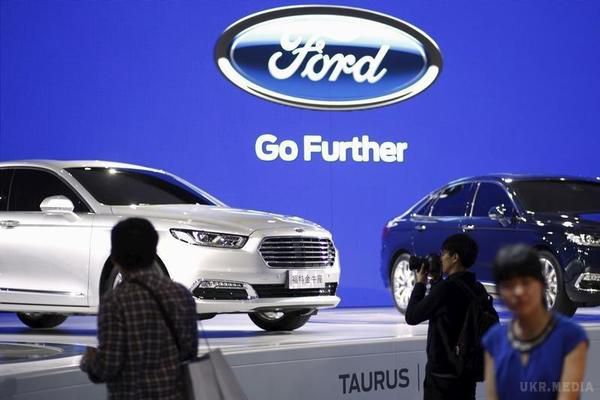 Ford зупиняє виробництво на п'яти заводах. Продажі американської компанії падають.