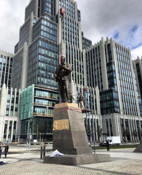 У Москві на пам'ятнику Калашникову помітили схему німецького автомата. Знову зганьбились.