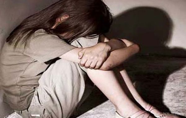 На Прикарпатті педофіл зґвалтував прямо на вулиці 11-річну дівчинку. Ґвалтівника спіймали протягом доби.