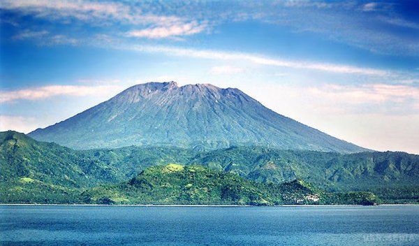 На Балі прокидається вулкан, евакуюють тисячі жителів. Тисячі людей були евакуйовані в різні місця з-за збільшення активності вулкана Гунунг Агунг.