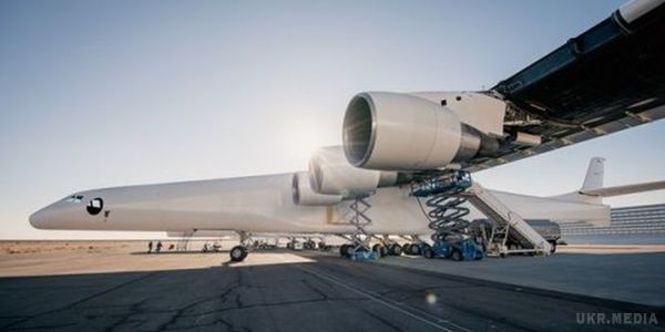 Найбільший літак у світі вперше запустив всі шість двигунів одночасно. На літаку Stratolaunch, розмах крил якого становить 117 метрів, зараз встановлено шість турбореактивних двигунів Pratt & Whitney.