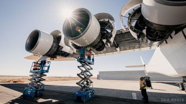 Найбільший літак у світі вперше запустив всі шість двигунів одночасно. На літаку Stratolaunch, розмах крил якого становить 117 метрів, зараз встановлено шість турбореактивних двигунів Pratt & Whitney.