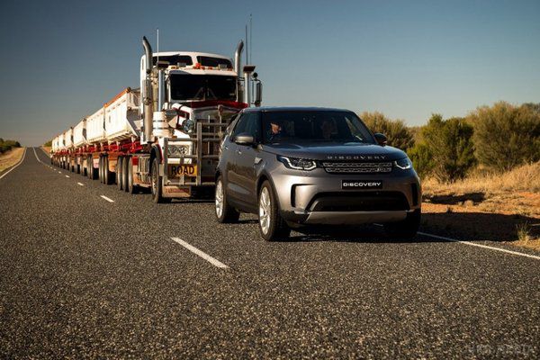 Land Rover Discovery відбуксирував 110-тонний автопоїзд. Вражаюче відео.
