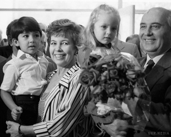 Михайло Горбачов в автобіографії «Залишаюся оптимістом» згадує свою дружину Раїсу Горбачову. «Невже для того, щоб всі все зрозуміли, я повинна померти?».