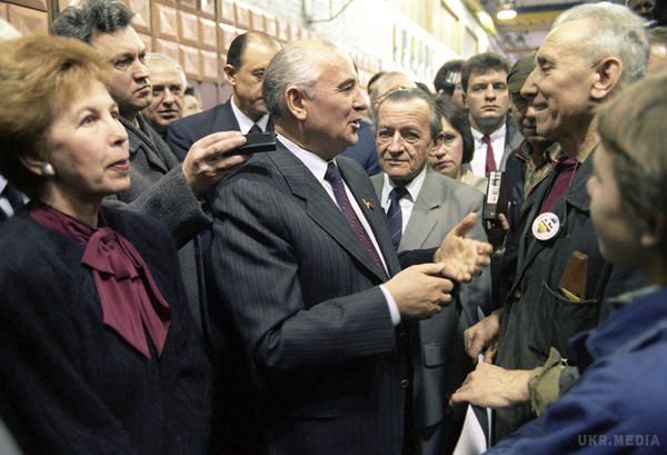 Михайло Горбачов в автобіографії «Залишаюся оптимістом» згадує свою дружину Раїсу Горбачову. «Невже для того, щоб всі все зрозуміли, я повинна померти?».