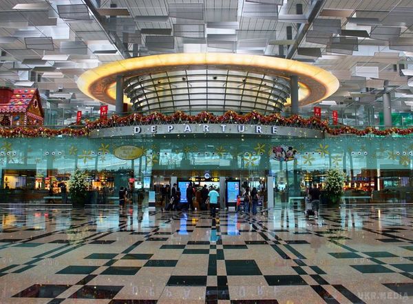 Вантажник в сінгапурському аеропорті три місяці міняв бирки на багажі. Не туди полетіли три сотні валіз. З-за дій 63-річного чоловіка не за призначенням вирушили 286 валіз.