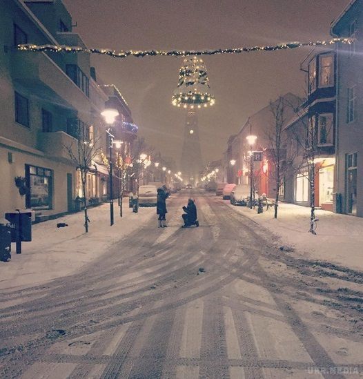 Вона просто зробила знімок порожньої вулиці. Вранці дівчина прокинулася знаменитою! (фото). Ця історія сталася в Рейк'явіку, столиці Ісландії, одним з вечорів у переддень Різдва. 