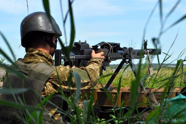 За минулу добу в зоні АТО 18 обстрілів, загинув один український захисник.  Сили АТО 10 разів відкривали вогонь у відповідь, коли виникала пряма загроза життю українських військових.