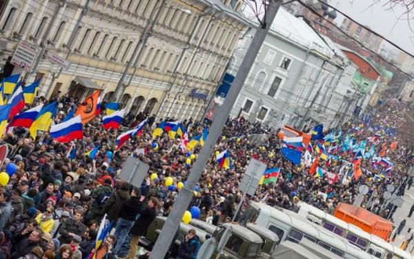 На масштабній акції в Петербурзі сотні росіян кричали "Слава Україні" і розмахували синьо-жовтим прапором. Страшний сон Путіна став дійсністю.