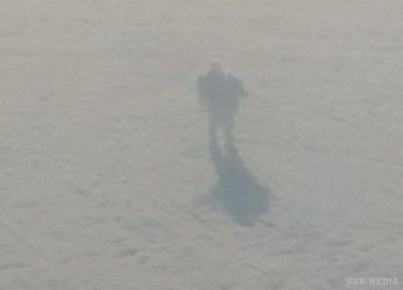 Пасажири літака сфотографували людину, яка "пересувалася по хмарах". Нез'ясовно, але факт.