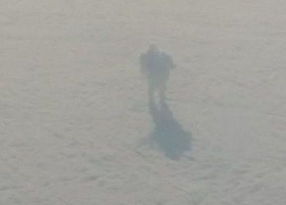 Пасажири літака сфотографували людину, яка "пересувалася по хмарах". Нез'ясовно, але факт.