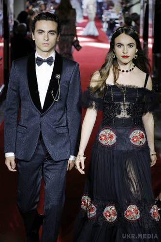 Секретний показ Dolce&Gabbana весна-літо 2018 в Мілані. Кожне модне шоу самого «великовагового» люксового бренду Італії проходить яскраво, святково і навіть феєрично.