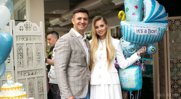 Телеведучий Микола Тищенко хвалиться знімками з красунею-дружиною в Instagram. Український телеведучий поділився новою фотографією в Інстаграм, на якій він зображений зі своєю молодою дружиною.