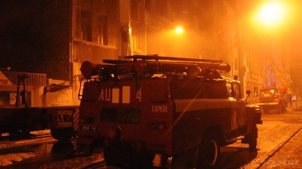 Масштабна пожежа у Харкові: евакуйовані десятки людей. Полум'я спалахнуло в квартирі на сьомому поверсі.