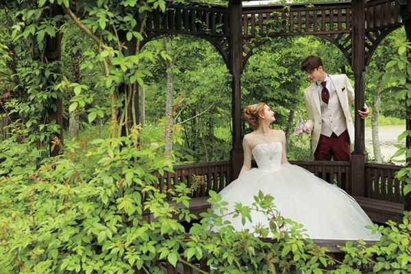 Японська весільна компанія випускає весільні сукні диснеївських принцес, і вони виглядають приголомшливо. Коли казка стає бувальщиною.