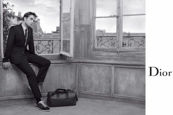 Карл Лагерфельд і Роберт Паттінсон зробили нову рекламу для "Dior". Обличчям нової рекламної кампанії бренду "Dior Homme" став 31-річний актор Роберт Паттінсон.