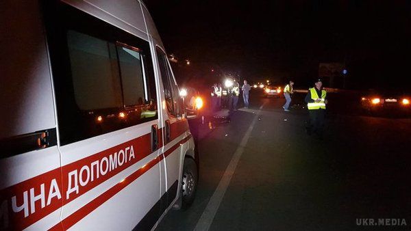 У Києві велосипедист, перетинаючи шість смуг траси, загинув під колесами авто (фото). Від отриманого удару чоловік помер на місці.