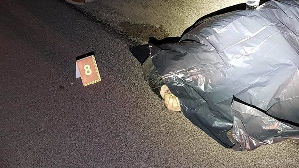 У Києві велосипедист, перетинаючи шість смуг траси, загинув під колесами авто (фото). Від отриманого удару чоловік помер на місці.