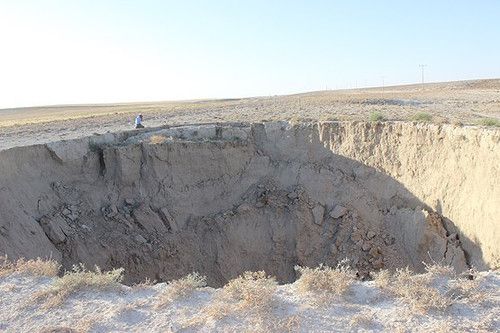У Туреччині утворився величезний провал грунту (фото).  Величезна воронка діаметром 40 метрів і глибиною понад 20 метрів.