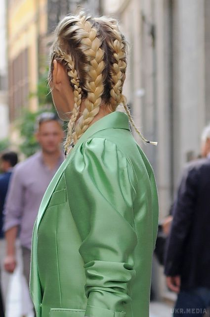 Маріон Котійяр стала блондинкою (фото). Папараці сфотографували французьку актрису на одній з вулиць міста в яскравому образі.
