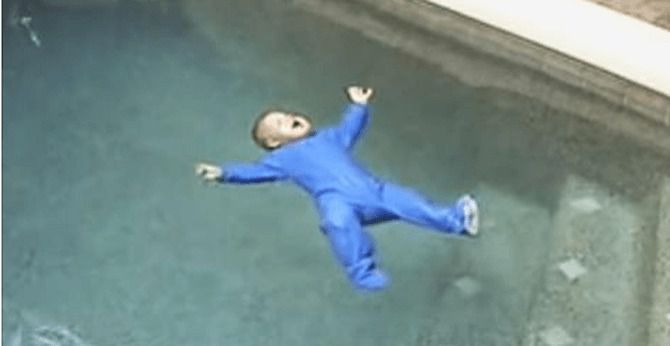 Малюк впав в басейн і на своєму прикладі допоміг врятувати мільйони дітей (відео). Мінлива і примхлива водна стихія небезпечна навіть для дорослого, що вже говорити про маленьких дітей.