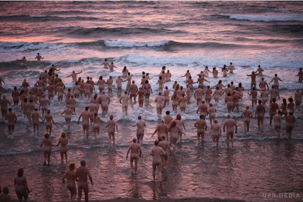 У Британців пройшла благодійна акція  - 400 абсолютно голих людей занурилися в море зі сходом сонця. А це у них благодійна акція така ...називається North East Skinny Dip («Північно-східні купання голяка»),

