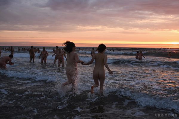 У Британців пройшла благодійна акція  - 400 абсолютно голих людей занурилися в море зі сходом сонця. А це у них благодійна акція така ...називається North East Skinny Dip («Північно-східні купання голяка»),

