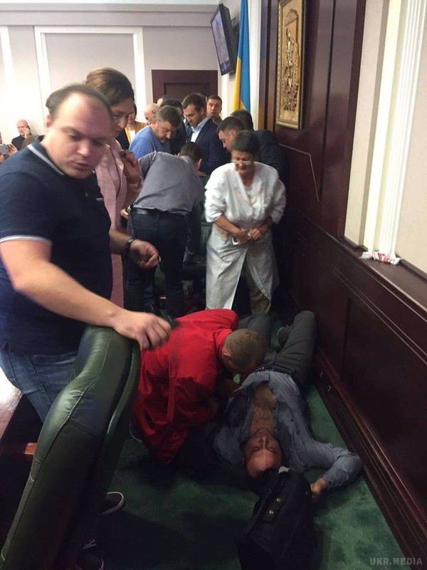 У Київській облраді відбулася бійка, між депутатами від БПП і "Батьківщини". 
депутату викликали "швидку"