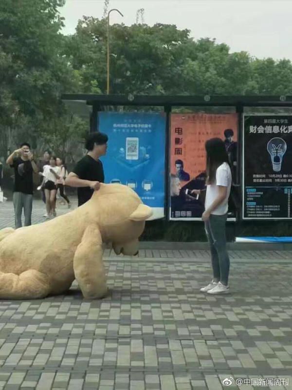 Найбагатший китаєць подарував дівчині двометрового плюшевого ведмедика. Але вона все одно його відкинула. Юнак привіз двометровий подарунок в університет на своєму автомобілі.