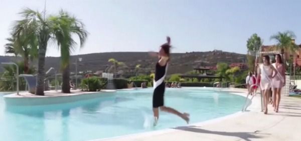 В Іспанії учасниця конкурсу краси впала в басейн на дефіле (відео). Мармурова поверхня доріжки, по якій йшли учасниці подання зіграла злий жарт з Пілар Мгаро.