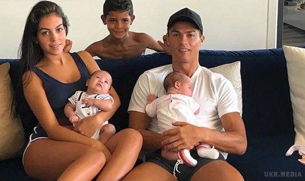 ЗМІ розкрили стать майбутньої дитини Кріштіану Роналду. У мережу випадково "злили" інформацію про майбутню дитину зіркового футболіста "Реала" Кріштіану Роналду та його коханої Джорджини Родрігес.