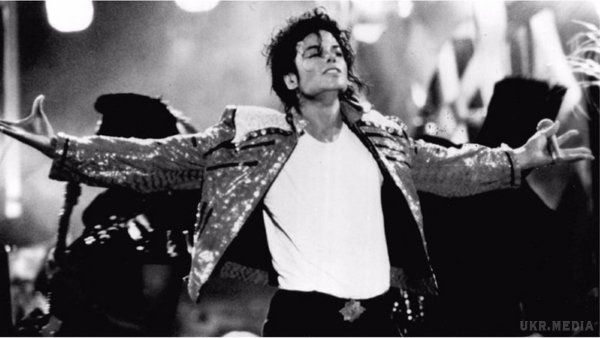 У мережі знайшли "таємного сина" Майкла Джексона. Людина, на фото, виявилася абсолютно схожою на покійного короля поп-музики Майкла Джексона.