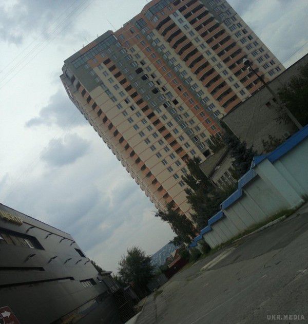 Як виглядає окупований Луганськ сьогодні: фото вмираючого міста. Житель Луганська прогулявся по захопленому бойовиками "ЛНР" місту та показав, у що воно перетворилось після окупації.
