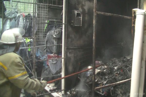 У Харкові палав найбільший ринок України. Рятувальники ліквідували загоряння в торгівельних павільйонах ТЦ "Барабашово" .