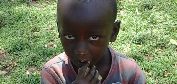 В Уганді чаклуни приносять дітей в жертву намагаючись викликати дощ. Чаклуни Уганди приносять в жертву дітей.