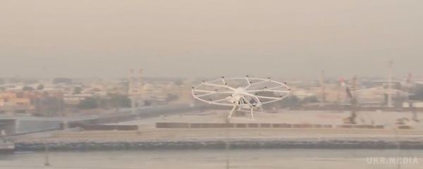 У Дубаї успішно протестували літаюче таксі (відео). Літаючий транспорт літав на висоті 200 метрів над житловою зоною при сильному вітрі протягом приблизно п'яти хвилин.