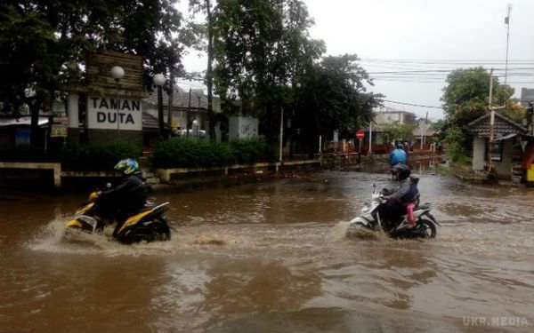 Джакарта пішла під воду після сильних злив. Місцями рівень води досяг 40 см.