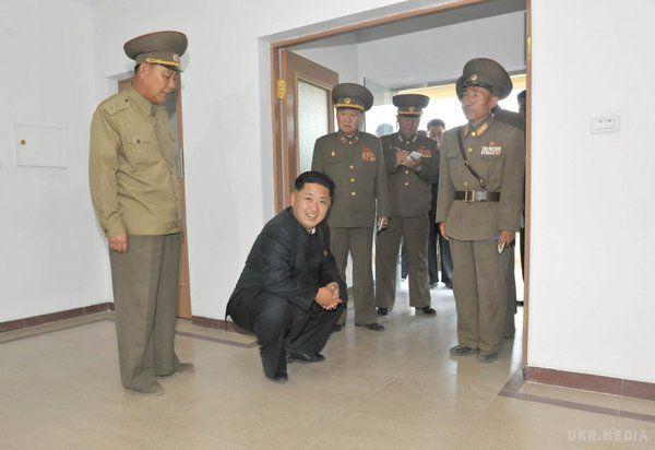 Кім Чен Ин, який присів, став нової зіркою мемів. Глава Північної Кореї перетворився в героя мемів через дивне положення навприсядки.