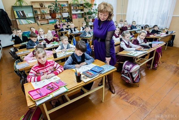 У Львові заборонили вимагати від батьків гроші на школу і садки. Внески можуть бути тільки добровільними.