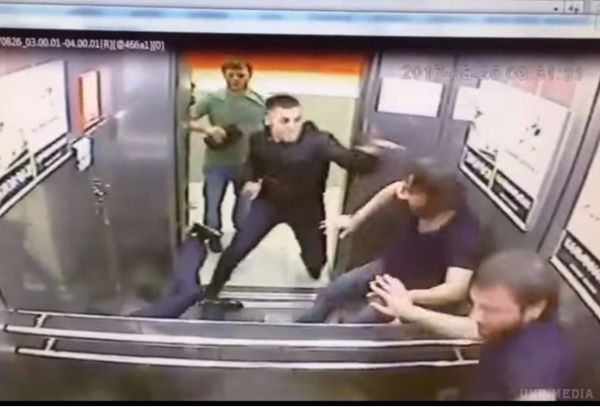 Хіба це можливо? Чоловік самотужки побив в ліфті трьох: загадкове відео. Чергова копьєломна дискусія завирувала навколо загадкового ролика, який виник в Мережі.