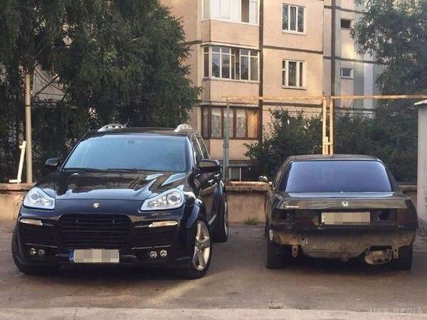 Доступний шик: опублікований рейтинг найдорожчих авто на "євробляхах" в Україні (фото). Деякі авто зі списку вже стали популярними в соціальних мережах.