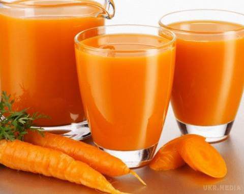 Медики назвали напій, що "вбиває" ракові клітини. Чому корисно пити морквяний сік?