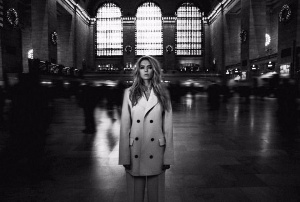 Віра Брежнєва поділилася незвичайним знімком. Артистка позувала на Центральному вокзалі Нью-Йорка.