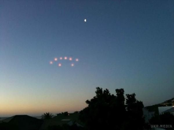 У небі над гавайським містечком Оаху помітили армаду НЛО. Місцеві жителі гавайського містечка в замішанні від того, що в небі з'явилася велика кількість невідомих вогнів.