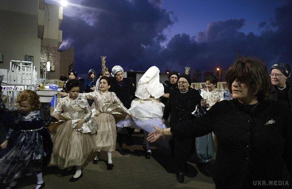 Як проходить весільна церемонія у ортодоксальних євреїв (Фото). Чоловіки і жінки перебувають в одному залі, але їх розділяє завіса.