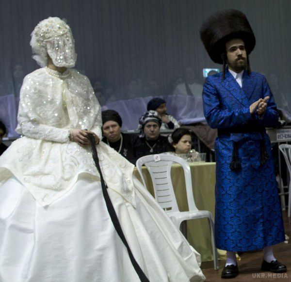 Як проходить весільна церемонія у ортодоксальних євреїв (Фото). Чоловіки і жінки перебувають в одному залі, але їх розділяє завіса.