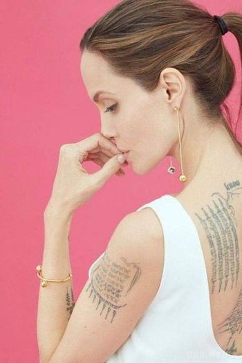 Вперше після розлучення Джолі знялася для модного журналу. Анджеліна Джолі давно не з'являлася на обкладинках модних глянців.