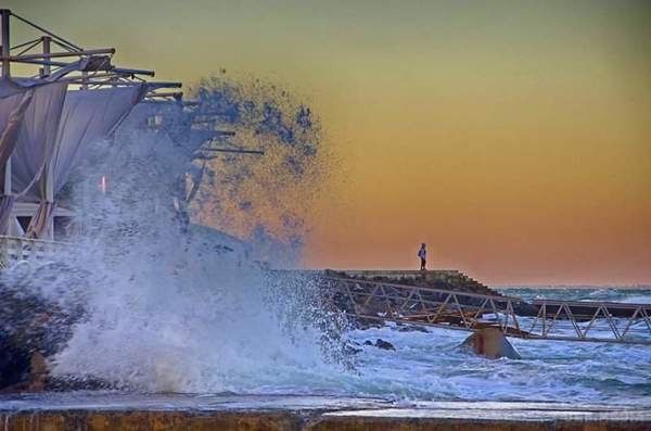Сильний шторм в Одесі вразив користувачів Мережі своєю красою. Хвилі досягали висоти кількох метрів.
