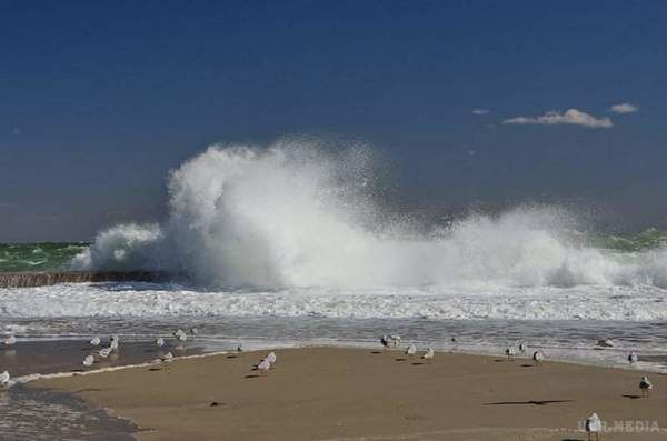 Сильний шторм в Одесі вразив користувачів Мережі своєю красою. Хвилі досягали висоти кількох метрів.