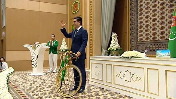 Мережу потішив золотий велосипед для президента Туркменістану. На ньому він поїде до Ростову колись.